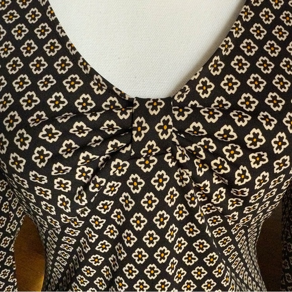 Michael Kors Black Dress With small Daisy Pattern Twist Neck Size 6 - Picture 1 of 6